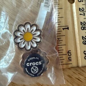 CROCS White Daisy Jibbitz Charm with Yellow Center